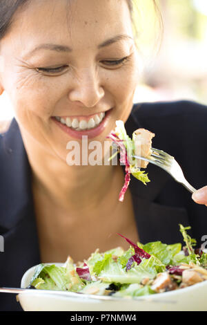 Wunderschöne reife Frau lächelnd. Stockfoto