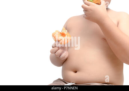 Beleibt fett Junge hält und essen Donut auf weißem Hintergrund, Junk Food und Diäten Konzept Stockfoto