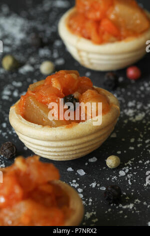 Mini Häppchen aus ein vegetarisches Ragout (Eintopf) auf schwarzem Hintergrund Stockfoto