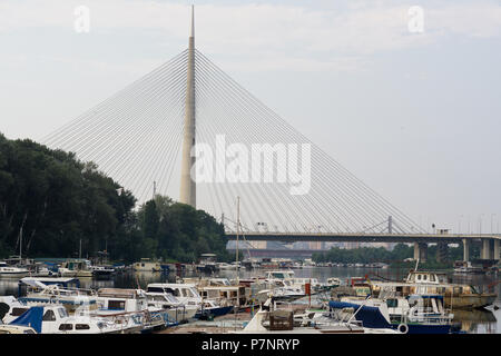 Boote auf dem See Ada Ciganlija und der Brücke über den Fluss Sava in Belgrad, Serbien. Stockfoto