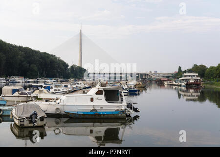 Boote auf dem See Ada Ciganlija und der Brücke über den Fluss Sava in Belgrad, Serbien. Stockfoto