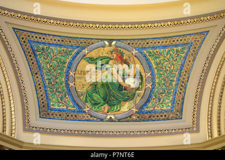Englisch: Mosaik in der Wisconsin State Capitol, Madison, Wisconsin, USA. Entworfen von Kenyon Cox (1856 - 1919). Dieses Mosaik ist in der Weil der Künstler vor mehr als 70 Jahren starb. 24 Juli 2013, 10:24:07 245 Freiheit - Wisconsin State Capitol - DSC 03109 Stockfoto