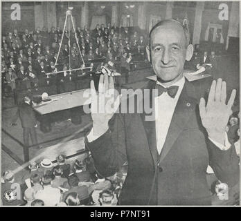 English: Albert Poensgen bei der Cadre 45/2 Championships 1932 in New York, im Turniersaal "Elche Club "bei seiner Titelverteidigung. Am Tisch links spielt Carl Foerster (GER), holzbilderrahmen daneben Schiedsrichter Albert Cutler. Am rechten Tisch spielt im Wert Bergherm (USA), mit dem Stuhl zwischen Nummern-oper Tischen sitzt Francis S. Appleby (USA). Englisch: Deutsche Karambol billard spieler Albert Poensgen am 1932 Balkline 45/2 Weltmeisterschaft an Elchen Nr. 32 in Brooklyn, New York, seinen Titel zu verteidigen. In der linken Tabelle spielt Carl Foerster (GER), stand neben ihm ist der Schiedsrichter Albert Cutler. Stockfoto