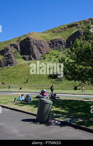 Müll Abfallbehälter überfüllt mit Touristen im Hintergrund, Holyrood Park, dem Edinburgh, Schottland, Großbritannien Stockfoto