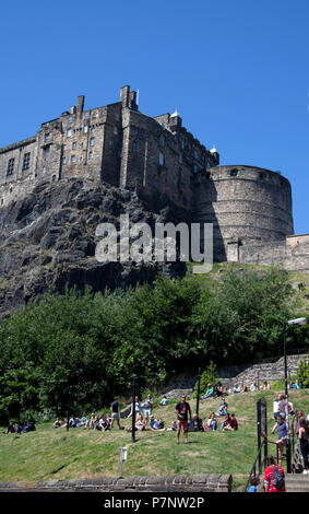 Das Edinburgh Castle vom Grassmarket, Edinburgh, Schottland, Großbritannien Stockfoto