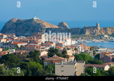 Hafenstadt mit Leuchtturm, L'Île-Rousse, Korsika, Frankreich Stockfoto