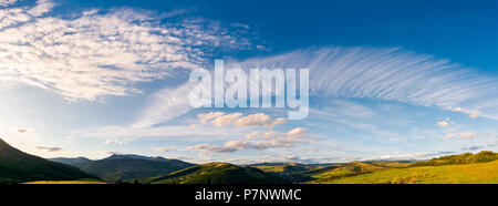 Wunderschönen abend Wolken über die Berge. schöne Panorama der markanten cloudscape auf einem blauen Himmel Stockfoto