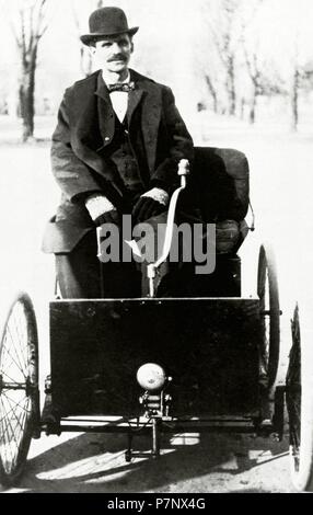 Henry Ford (1863-1947). US-amerikanischer Industrieller, Gründer der Ford Motor Company im Jahr 1903. Henry Ford sein erstes Automobil, 1896. Stockfoto