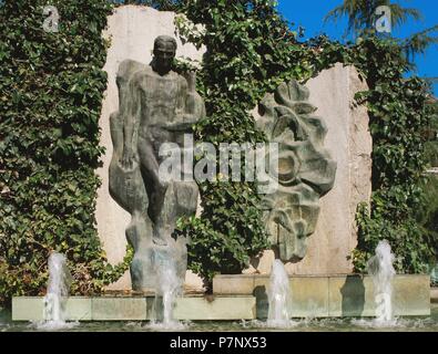 Federico Garcia Lorca (1898-1936). Spanischer Dichter. Generation von '27. Denkmal für Lorca, 1980. Durch Cateyano Anibal (1927-2015). Bronze- und Kalkstein. Vaqueros. Andalusien. Spanien. Stockfoto