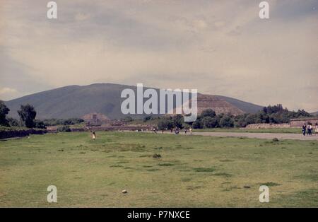 AVENIDA DE LOS MUERTOS CON PIRAMIDES de Sol Y Luna. Lage: aussen, TEOTIHUACAN, CIUDAD DE MEXICO. Stockfoto