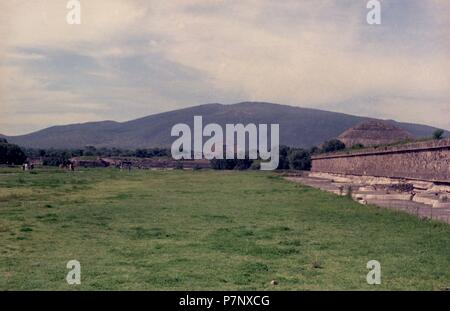 AVENIDA DE LOS MUERTOS CON PIRAMIDES de Sol Y Luna. Lage: aussen, TEOTIHUACAN, CIUDAD DE MEXICO. Stockfoto