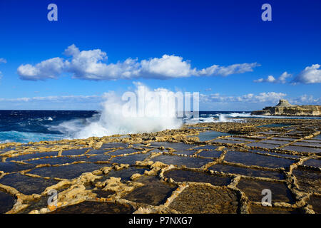 Gozo Salinen am Meer mit Spray, Xwejni-bucht entfernt, Gozo, Malta Stockfoto