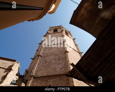 FACHADA DE LA CATEDRAL Y TORRE DEL MIGUELETE DESDE LA PLAZA DE LA SEU. PUERTA DE LOS APOSTOLES. VALENCIA, Spanien. Stockfoto