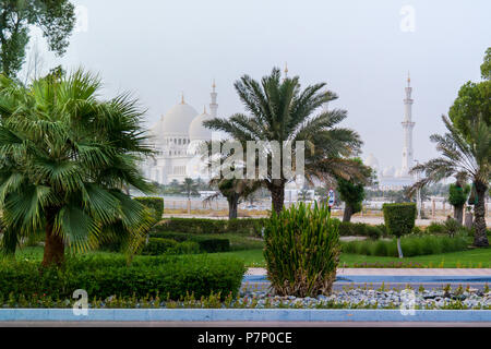 Scheich Zayed Moschee in Abu Dhabi, die Große Moschee ist die grösste Moschee in den VEREINIGTEN ARABISCHEN EMIRATEN und wichtiger Meilenstein Stockfoto