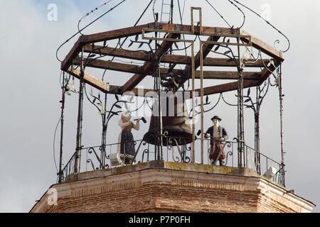 COLEGIATA DE SAN ANTOLIN. VISTAS EXTERIORES: TORRE DEL RELOJ CON AUTOMATAS Y CAMPANARIO. MEDINA DEL CAMPO, Valladolid, CASTILLA Y LEON, SPANIEN. Stockfoto