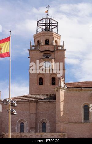 COLEGIATA DE SAN ANTOLIN. VISTAS EXTERIORES: TORRE DEL RELOJ CON AUTOMATAS Y CAMPANARIO. MEDINA DEL CAMPO, Valladolid, CASTILLA Y LEON, SPANIEN. Stockfoto