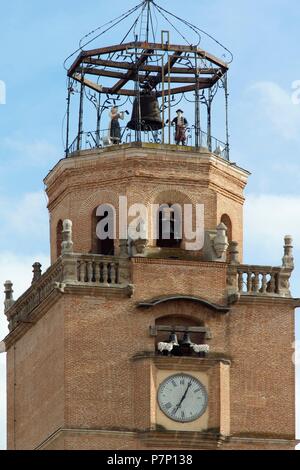 COLEGIATA DE SAN ANTOLIN. VISTAS EXTERIORES: TORRE DEL RELOJ CON AUTOMATAS Y CAMPANARIO. MEDINA DEL CAMPO, Valladolid, CASTILLA Y LEON, SPANIEN. Stockfoto