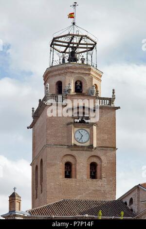 COLEGIATA DE SAN ANTOLIN. VISTAS EXTERIORES: TORRE DEL RELOJ CON AUTOMATAS Y CAMPANARIO. MEDINA DEL CAMPO, Valladolid, CASTILLA Y LEON, SPANIEN. Stockfoto