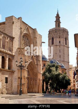 FACHADA DE LA CATEDRAL Y TORRE DEL MIGUELETE DESDE LA PLAZA DE LA SEU. PUERTA DE LOS APOSTOLES. VALENCIA, Spanien. Stockfoto