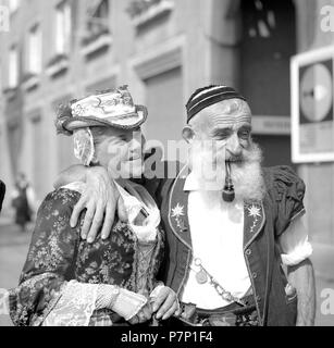 Frau und Mann in Trachten, angemessen gekleidet, um 1950, Freiburg, Deutschland Stockfoto