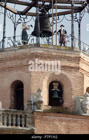 COLEGIATA DE SAN ANTOLIN. VISTAS EXTERIORES: TORRE DEL RELOJ CON AUTOMATAS Y CAMPANARIO. MEDINA DEL CAMPO, Valladolid, CASTILLA Y LEON, SPANIEN. Stockfoto