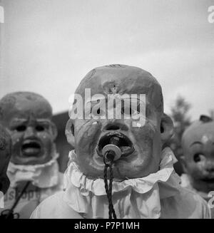 Menschen mit Baby Masken, Karneval, um 1950, um Freiburg, Deutschland Stockfoto