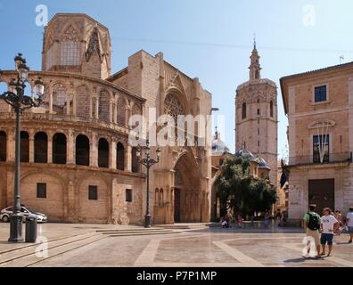 FACHADA DE LA CATEDRAL Y TORRE DEL MIGUELETE DESDE LA PLAZA DE LA SEU. PUERTA DE LOS APOSTOLES. VALENCIA, Spanien. Stockfoto