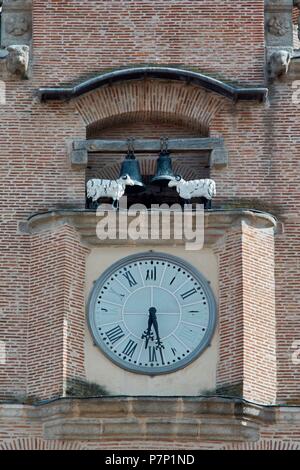 COLEGIATA DE SAN ANTOLIN. VISTAS EXTERIORES: TORRE DEL RELOJ CON AUTOMATAS Y CAMPANARIO. MEDINA DEL CAMPO, Valladolid, CASTILLA Y LEON, SPANIEN. Stockfoto