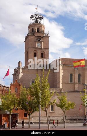 COLEGIATA DE SAN ANTOLIN. VISTAS EXTERIORES: TORRE DEL RELOJ CON AUTOMATAS Y CAMPANARIO. MEDINA DEL CAMPO, Valladolid, CASTILLA Y LEON, SPANIEN. Stockfoto