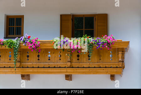 Traditionelle Tiroler Chalet mit Blumen auf dem Balkon in Südtirol in Italien im Sommer Stockfoto