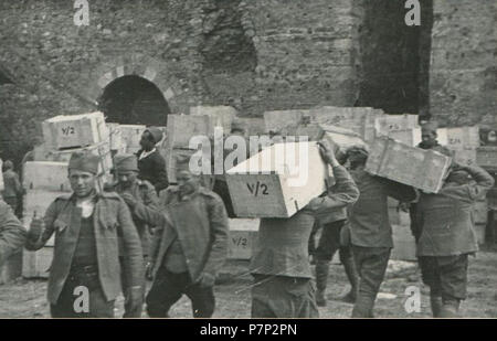 Српски / Srpski: Fotografije Smedereva neposredno Pre i nakon katastrofalne eksplozije Juna 1941. u kojoj je više poginulo hiljada ljudi u jednom Danu - Zarobljenici Nase sanduke sa municijom na nemačke brodove. Ogromna količina sakupljene municije je nedeljama stajala U dvorištu tvrdjave. Prema nekim tragediju mišljenjima, je izazvalo samozapaljenje iscurelog barutnog Praha u vrelom letnjem Danu. 1941 143 Eksplozija u Smederevu 1941 02. Stockfoto