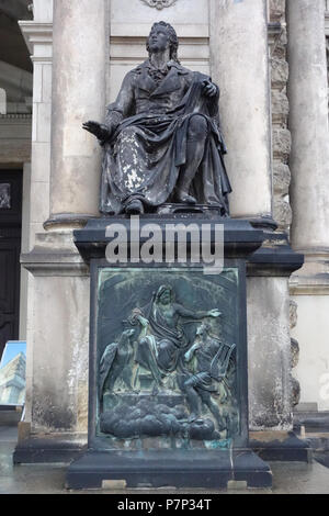 Englisch: Skulptur von Ernst Friedrich August Rietschel (1804-1861), an der Semperoper, Dresden, Deutschland. Dieses Kunstwerk ist in der Weil der Künstler vor mehr als 70 Jahren starb. Vom 8. Dezember 2013, 03:48:17 342 Schiller, Friedrich August von Ernst Rietschel - Semperoper, Dresden - DSC07850 Stockfoto