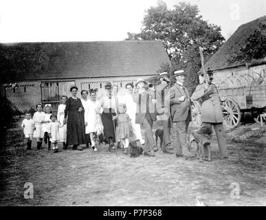 Bauernfamilie marschiert die Musik, Ca. 1928, genaue Ort unbekannt, Deutschland Stockfoto