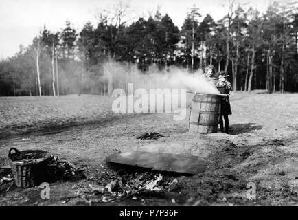 Kartoffelfeuer auf dem Feld. 1930, genaue Ort unbekannt, Deutschland Stockfoto