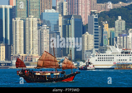 Traditionelle Segelboot, Junk vor der Skyline, Hongkong, China Stockfoto