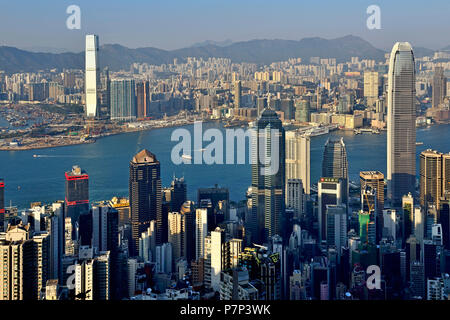 Blick vom Gipfel zum Hafen, Hongkong, China Stockfoto