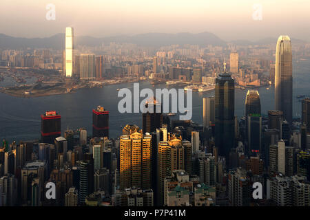 Blick vom Gipfel auf die Skyline mit beleuchteten ICC Tower, Internationales Zentrum für Handel, Hongkong, China Stockfoto