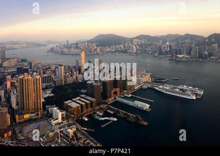 Blick auf Hong Kong Island von der International Commerce Centre, Kowloon, Hongkong, China Stockfoto