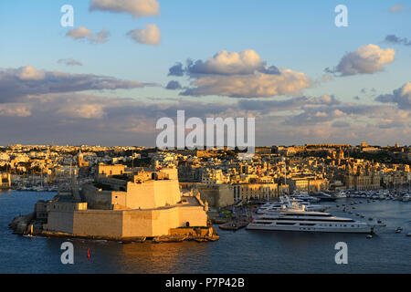 Blick auf die Stadt, die Aussicht von den oberen Barracca Garten Grand Harbour in Valletta, Malta Stockfoto