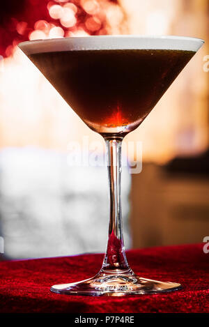 Kaffee Espresso cream Martini Cocktail Glas innen gemütliche Bar Stockfoto