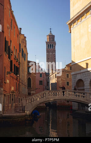 Rio de la Veste, San Marco, Venedig, Italien: Die Ponte Maria Callas hinter dem Teatre la Fenice Stockfoto