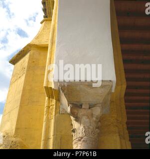 MEZQUITA DE CORDOBA. CAPITEL DE LA GALERIA DEL PATIO DE LOS NARANJOS DE LA MEZQUITA. Córdoba, ESPAÑA. Stockfoto