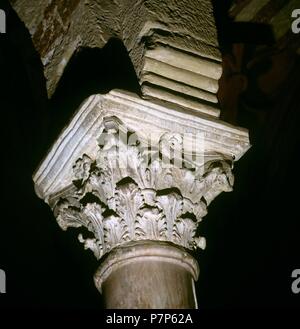 MEZQUITA DE CORDOBA. CAPITEL ROMANO DEL INTERIOR. CAPITEL CORINTIO REAPROVECHADO EN LA AMPLIACION DE LA MEZQUITA DE LA EPOCA DE ABDERRAMAN II. Córdoba, ESPAÑA. Stockfoto