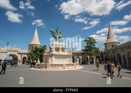 Statue von Stephan I. von Ungarn und der Fischerbastei Budapest, Ungarn Stockfoto