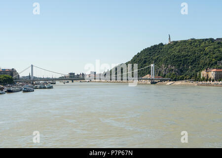 Ein Blick auf die Donau mit Erzsebet Brücke auf dem Hintergrund in Budapest, Ungarn Stockfoto