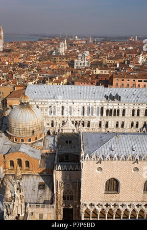 Die Basilika di San Marco und der Palazzo Ducale, mit Castello Jenseits, vom Campanile di San Marco, Venedig, Italien Stockfoto
