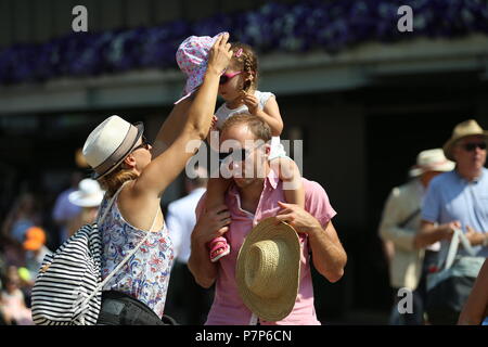 Zuschauer schirmt sich von der Sonne am Tag sechs der Wimbledon Championships in der All England Lawn Tennis und Croquet Club, Wimbledon. Stockfoto