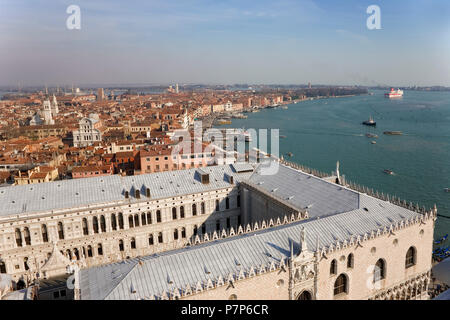 Der Palazzo Ducale; Castello und Bacino di San Marco über, mit einem großen Schiff das Verlassen des Hafens: Vom Campanile di San Marco, Venedig, Italien Stockfoto