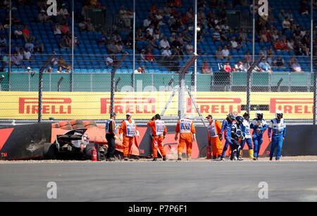 Von Toro Rosso Brendon Hartley geht weg von seinem Auto nach dem Absturz während der dritten Praxis vor dem Grand Prix von Großbritannien 2018 in Silverstone Circuit, Towcester. Stockfoto