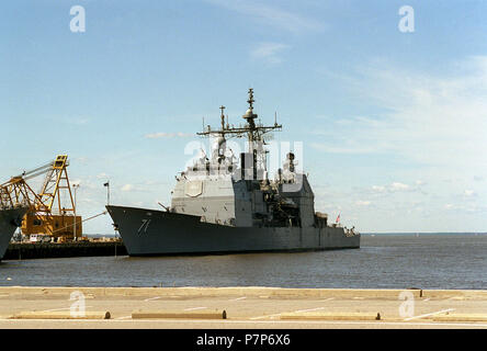 Hurricane Relief-2. Port Bow View Der ticonderoga Klasse, Lenkwaffen-kreuzer, USS CAPE ST. GEORGE (CG71) gebunden an der Nordseite des Pier Nr. 9. Das Schiff hat gerade nach auf See während der Passage des Hurrikan Floyd entlang der Ostküste angekommen. Stockfoto